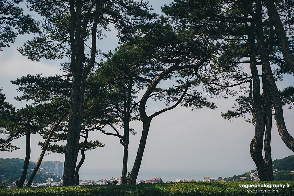 French wedding photographer same sex ; mariage gay homme au domaine saint clair le donjon à Etretat hotel luxe privatisé et à la mairie de Fécamp par Emmanuelle Auzou photographe mariage Normandie Dieppe Caen Deauville Rouen Paris France entière : mariage franco-anglais