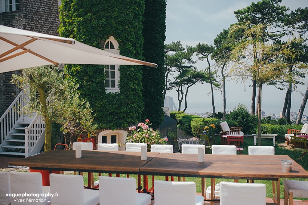 French wedding photographer same sex ; mariage gay homme au domaine saint clair le donjon à Etretat hotel luxe privatisé et à la mairie de Fécamp par Emmanuelle Auzou photographe mariage Normandie Dieppe Caen Deauville Rouen Paris France entière : mariage franco-anglais