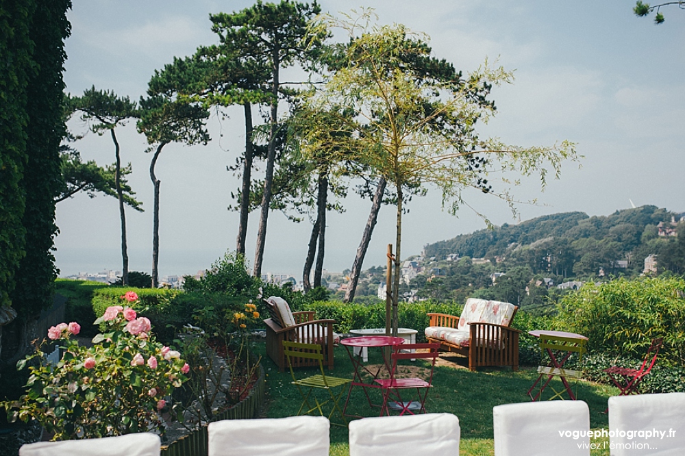 French wedding photographer same sex ; mariage gay homme au domaine saint clair le donjon à Etretat hotel luxe privatisé et à la mairie de Fécamp par Emmanuelle Auzou photographe mariage Normandie Dieppe Caen Deauville Rouen Paris France entière : mariage franco-anglais