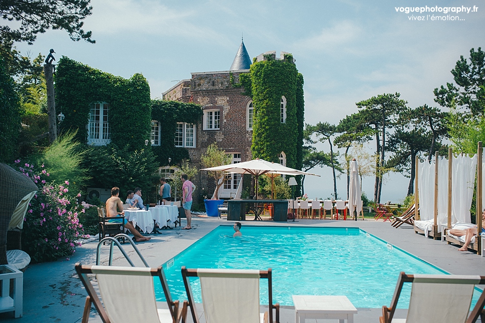 French wedding photographer same sex ; mariage gay homme au domaine saint clair le donjon à Etretat hotel luxe privatisé et à la mairie de Fécamp par Emmanuelle Auzou photographe mariage Normandie Dieppe Caen Deauville Rouen Paris France entière : mariage franco-anglais