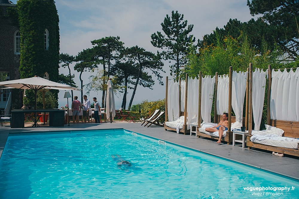 French wedding photographer same sex ; mariage gay homme au domaine saint clair le donjon à Etretat hotel luxe privatisé et à la mairie de Fécamp par Emmanuelle Auzou photographe mariage Normandie Dieppe Caen Deauville Rouen Paris France entière : mariage franco-anglais