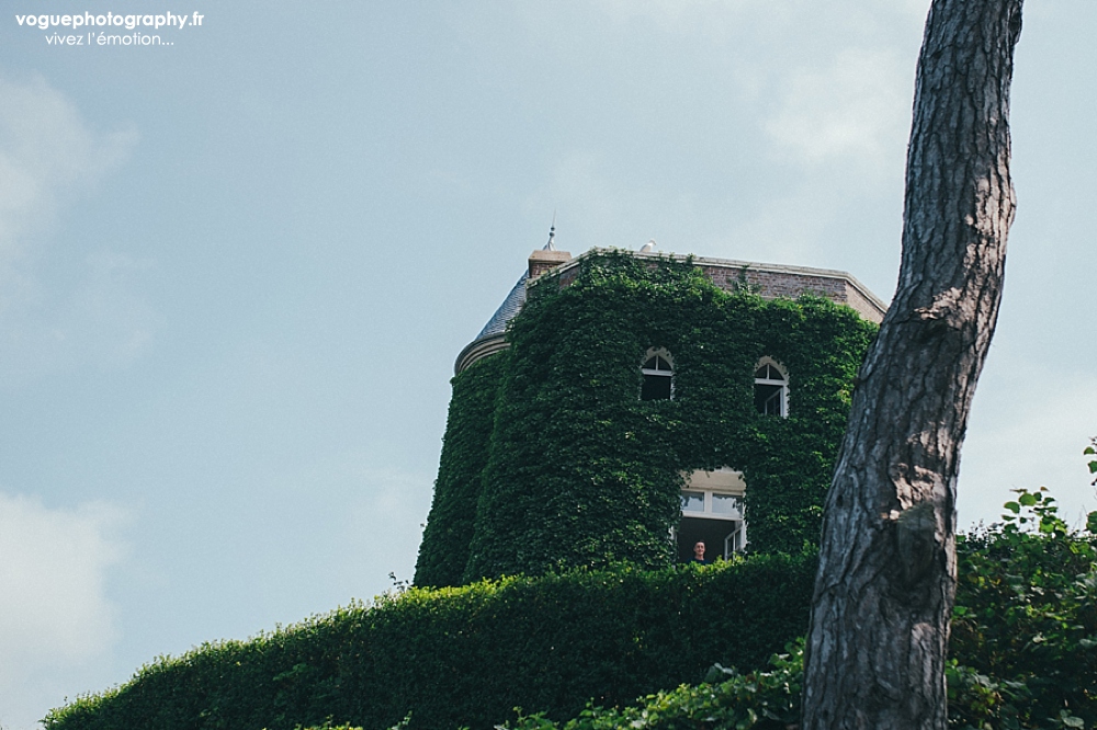 French wedding photographer same sex ; mariage gay homme au domaine saint clair le donjon à Etretat hotel luxe privatisé et à la mairie de Fécamp par Emmanuelle Auzou photographe mariage Normandie Dieppe Caen Deauville Rouen Paris France entière : mariage franco-anglais