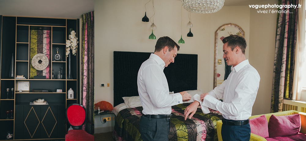 French wedding photographer same sex ; mariage gay homme au domaine saint clair le donjon à Etretat hotel luxe privatisé et à la mairie de Fécamp par Emmanuelle Auzou photographe mariage Normandie Dieppe Caen Deauville Rouen Paris France entière : mariage franco-anglais