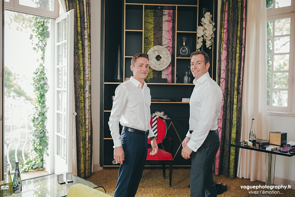 French wedding photographer same sex ; mariage gay homme au domaine saint clair le donjon à Etretat hotel luxe privatisé et à la mairie de Fécamp par Emmanuelle Auzou photographe mariage Normandie Dieppe Caen Deauville Rouen Paris France entière : mariage franco-anglais