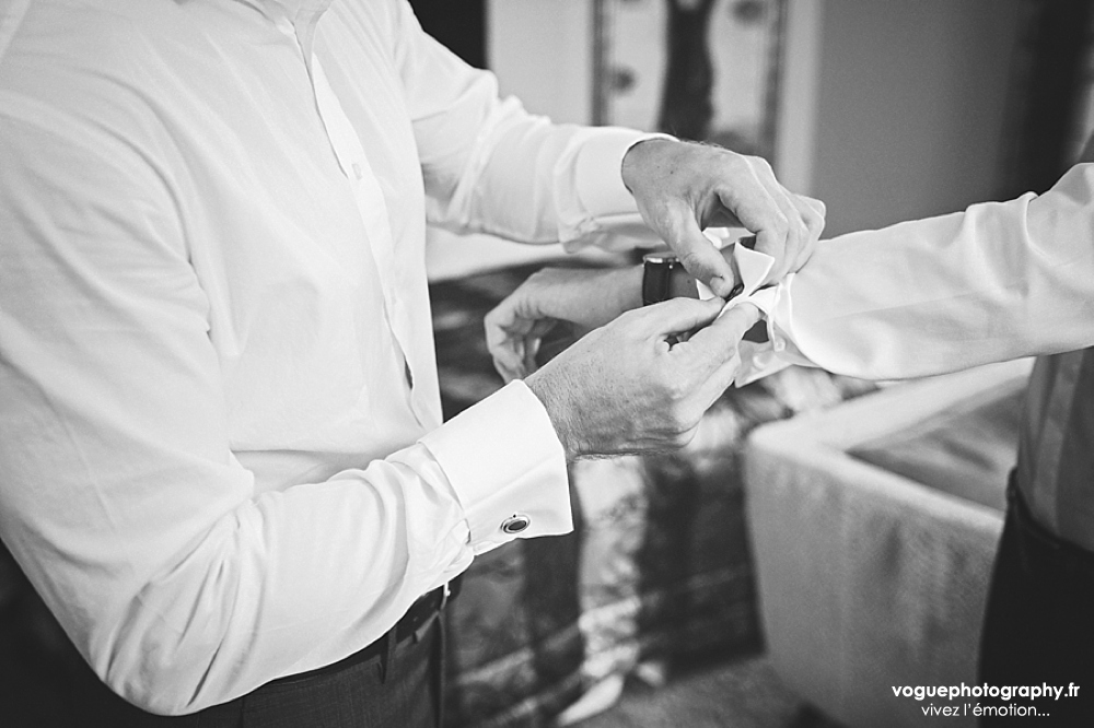 French wedding photographer same sex ; mariage gay homme au domaine saint clair le donjon à Etretat hotel luxe privatisé et à la mairie de Fécamp par Emmanuelle Auzou photographe mariage Normandie Dieppe Caen Deauville Rouen Paris France entière : mariage franco-anglais