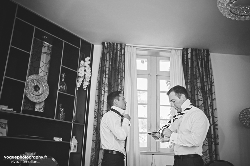 French wedding photographer same sex ; mariage gay homme au domaine saint clair le donjon à Etretat hotel luxe privatisé et à la mairie de Fécamp par Emmanuelle Auzou photographe mariage Normandie Dieppe Caen Deauville Rouen Paris France entière : mariage franco-anglais