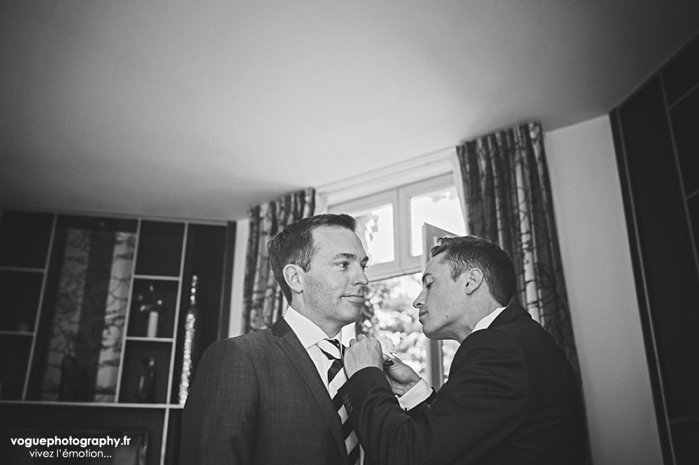 French wedding photographer same sex ; mariage gay homme au domaine saint clair le donjon à Etretat hotel luxe privatisé et à la mairie de Fécamp par Emmanuelle Auzou photographe mariage Normandie Dieppe Caen Deauville Rouen Paris France entière : mariage franco-anglais