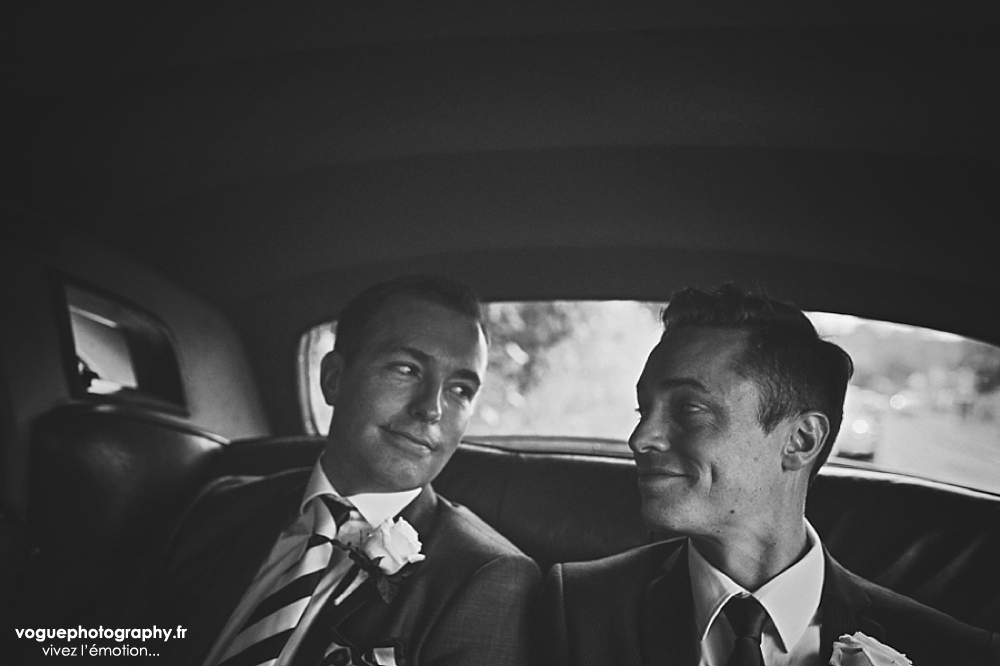 French wedding photographer same sex ; mariage gay homme au domaine saint clair le donjon à Etretat hotel luxe privatisé et à la mairie de Fécamp par Emmanuelle Auzou photographe mariage Normandie Dieppe Caen Deauville Rouen Paris France entière : mariage franco-anglais