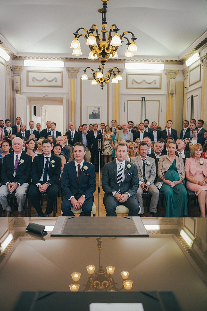 French wedding photographer same sex ; mariage gay homme au domaine saint clair le donjon à Etretat hotel luxe privatisé et à la mairie de Fécamp par Emmanuelle Auzou photographe mariage Normandie Dieppe Caen Deauville Rouen Paris France entière : mariage franco-anglais