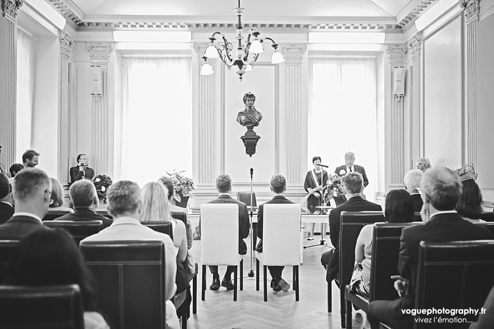 French wedding photographer same sex ; mariage gay homme au domaine saint clair le donjon à Etretat hotel luxe privatisé et à la mairie de Fécamp par Emmanuelle Auzou photographe mariage Normandie Dieppe Caen Deauville Rouen Paris France entière : mariage franco-anglais