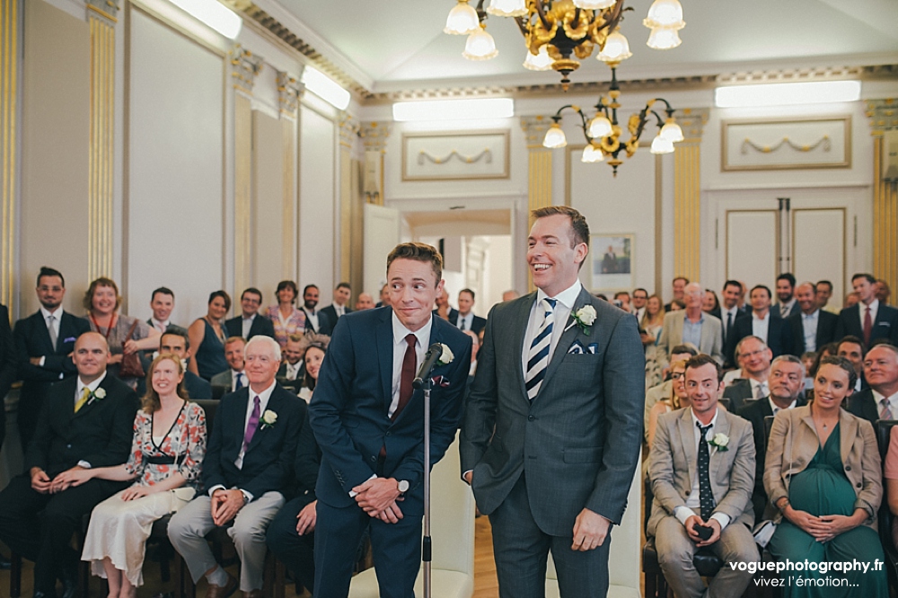 French wedding photographer same sex ; mariage gay homme au domaine saint clair le donjon à Etretat hotel luxe privatisé et à la mairie de Fécamp par Emmanuelle Auzou photographe mariage Normandie Dieppe Caen Deauville Rouen Paris France entière : mariage franco-anglais