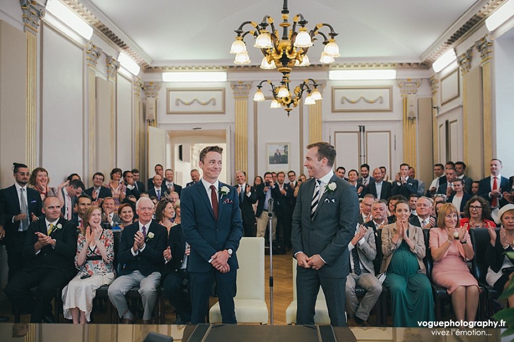 French wedding photographer same sex ; mariage gay homme au domaine saint clair le donjon à Etretat hotel luxe privatisé et à la mairie de Fécamp par Emmanuelle Auzou photographe mariage Normandie Dieppe Caen Deauville Rouen Paris France entière : mariage franco-anglais