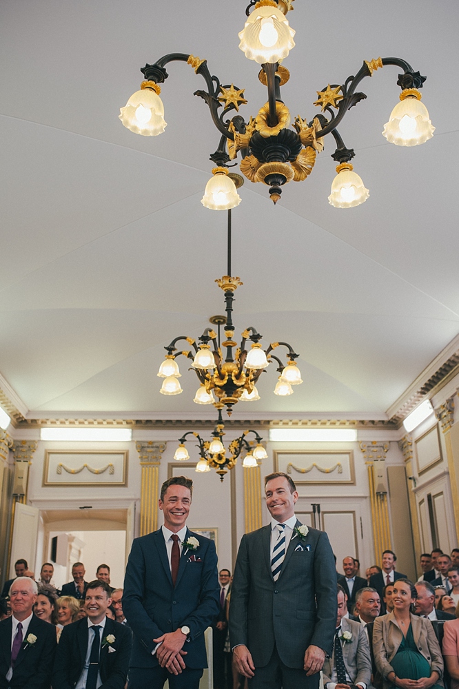 French wedding photographer same sex ; mariage gay homme au domaine saint clair le donjon à Etretat hotel luxe privatisé et à la mairie de Fécamp par Emmanuelle Auzou photographe mariage Normandie Dieppe Caen Deauville Rouen Paris France entière : mariage franco-anglais