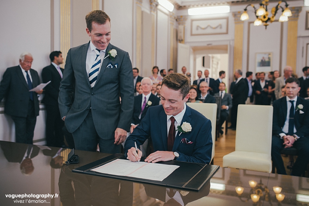 French wedding photographer same sex ; mariage gay homme au domaine saint clair le donjon à Etretat hotel luxe privatisé et à la mairie de Fécamp par Emmanuelle Auzou photographe mariage Normandie Dieppe Caen Deauville Rouen Paris France entière : mariage franco-anglais