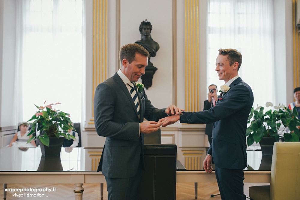 French wedding photographer same sex ; mariage gay homme au domaine saint clair le donjon à Etretat hotel luxe privatisé et à la mairie de Fécamp par Emmanuelle Auzou photographe mariage Normandie Dieppe Caen Deauville Rouen Paris France entière : mariage franco-anglais