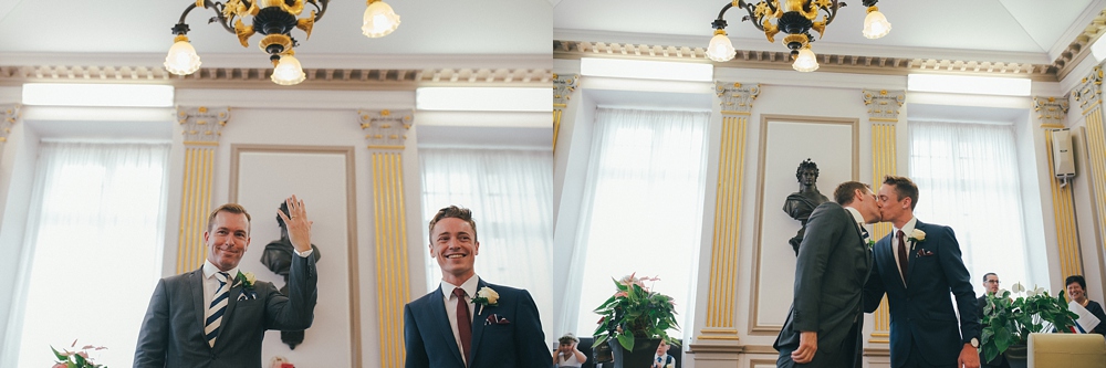 French wedding photographer same sex ; mariage gay homme au domaine saint clair le donjon à Etretat hotel luxe privatisé et à la mairie de Fécamp par Emmanuelle Auzou photographe mariage Normandie Dieppe Caen Deauville Rouen Paris France entière : mariage franco-anglais