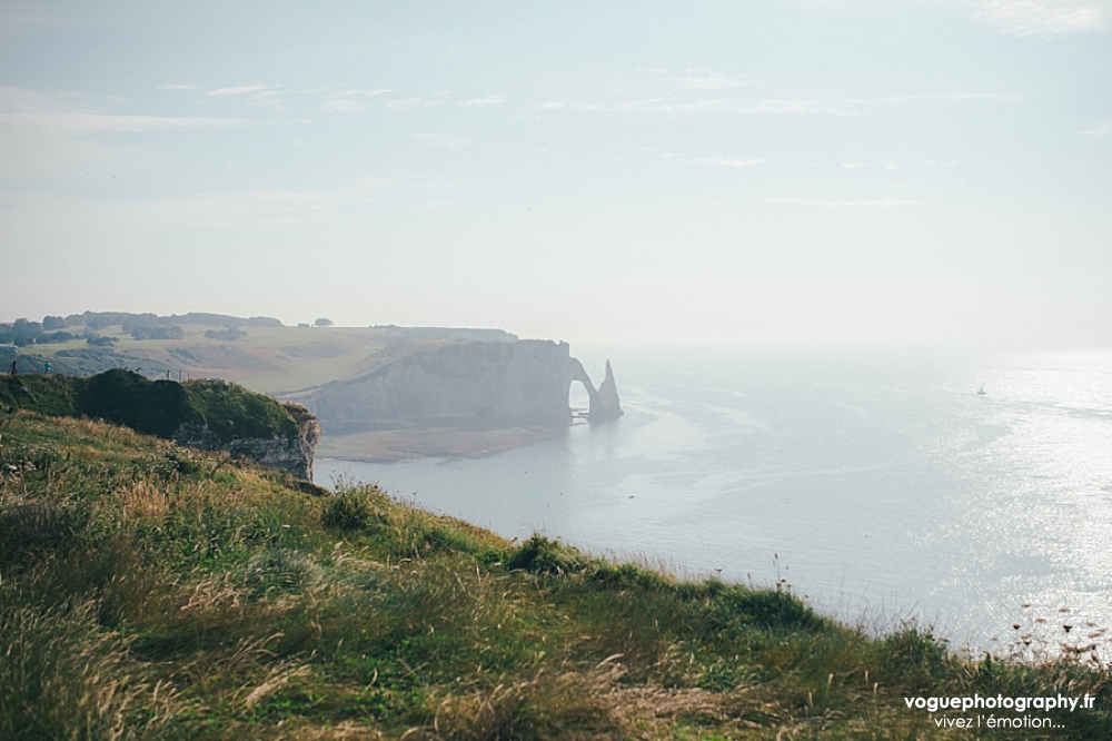 French wedding photographer same sex ; mariage gay homme au domaine saint clair le donjon à Etretat hotel luxe privatisé et à la mairie de Fécamp par Emmanuelle Auzou photographe mariage Normandie Dieppe Caen Deauville Rouen Paris France entière : mariage franco-anglais