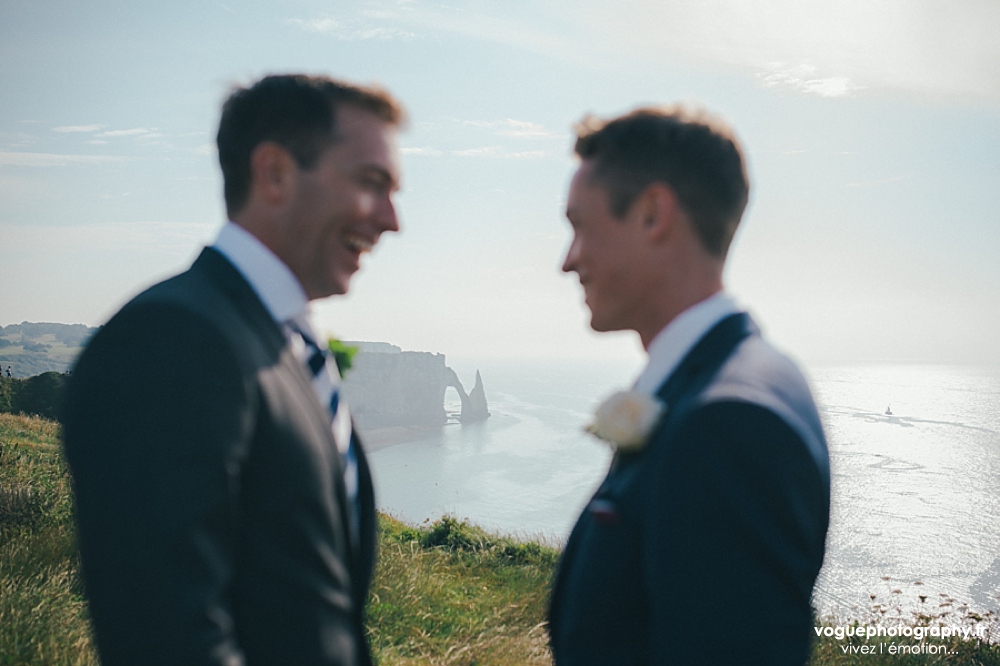 French wedding photographer same sex ; mariage gay homme au domaine saint clair le donjon à Etretat hotel luxe privatisé et à la mairie de Fécamp par Emmanuelle Auzou photographe mariage Normandie Dieppe Caen Deauville Rouen Paris France entière : mariage franco-anglais