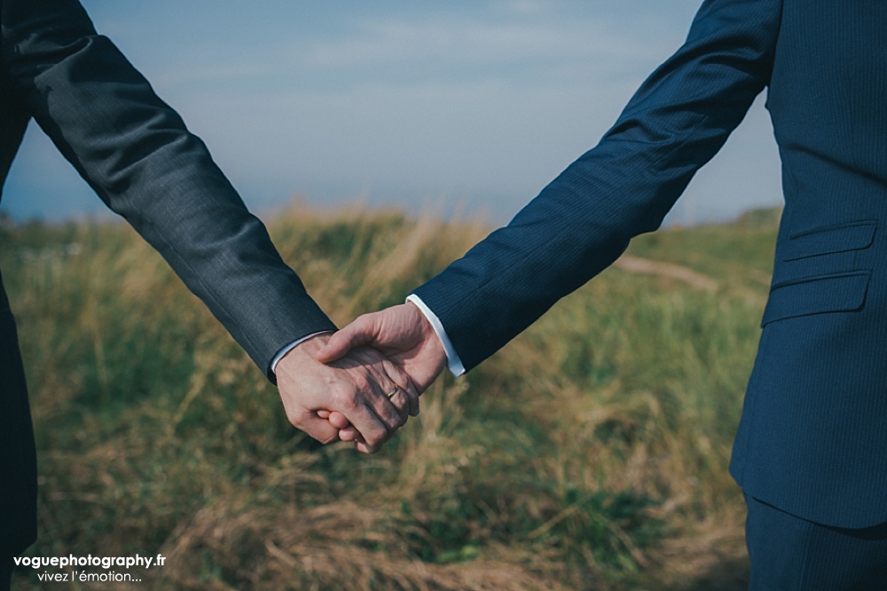 French wedding photographer same sex ; mariage gay homme au domaine saint clair le donjon à Etretat hotel luxe privatisé et à la mairie de Fécamp par Emmanuelle Auzou photographe mariage Normandie Dieppe Caen Deauville Rouen Paris France entière : mariage franco-anglais