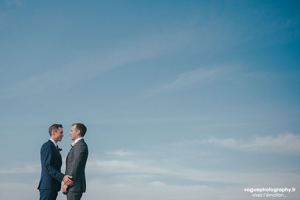 French wedding photographer same sex ; mariage gay homme au domaine saint clair le donjon à Etretat hotel luxe privatisé et à la mairie de Fécamp par Emmanuelle Auzou photographe mariage Normandie Dieppe Caen Deauville Rouen Paris France entière : mariage franco-anglais