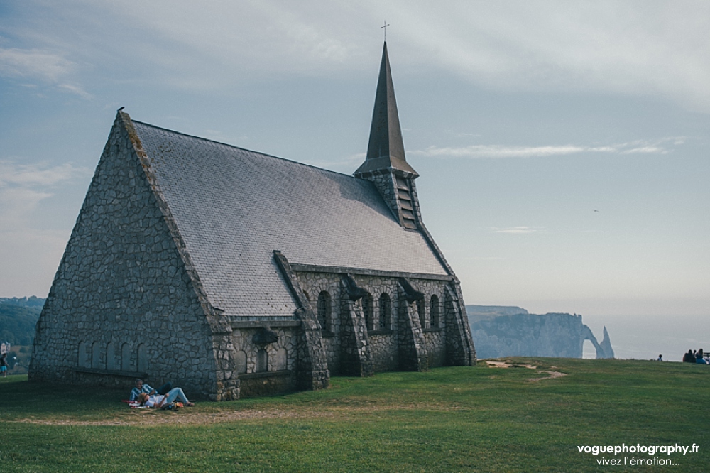 French wedding photographer same sex ; mariage gay homme au domaine saint clair le donjon à Etretat hotel luxe privatisé et à la mairie de Fécamp par Emmanuelle Auzou photographe mariage Normandie Dieppe Caen Deauville Rouen Paris France entière : mariage franco-anglais