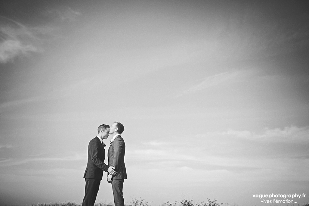 French wedding photographer same sex ; mariage gay homme au domaine saint clair le donjon à Etretat hotel luxe privatisé et à la mairie de Fécamp par Emmanuelle Auzou photographe mariage Normandie Dieppe Caen Deauville Rouen Paris France entière : mariage franco-anglais