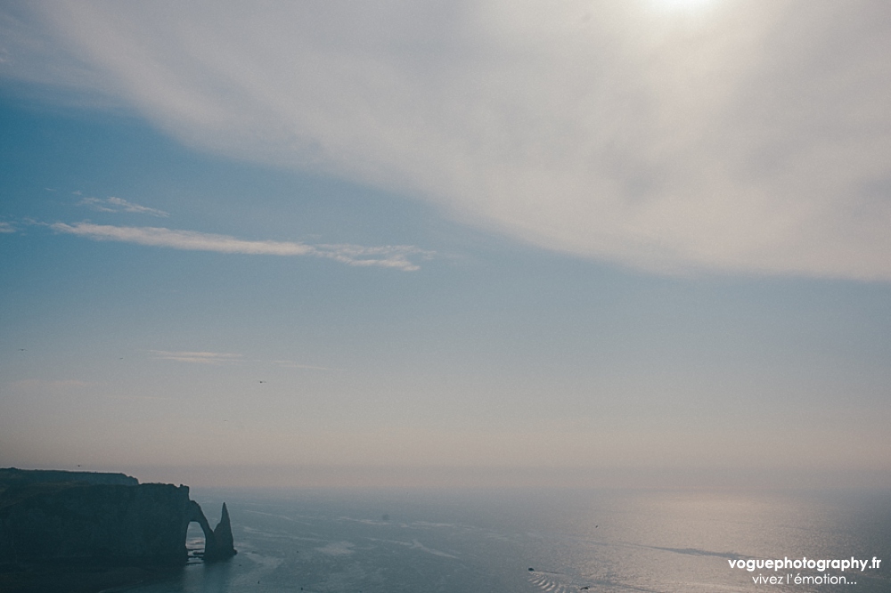 French wedding photographer same sex ; mariage gay homme au domaine saint clair le donjon à Etretat hotel luxe privatisé et à la mairie de Fécamp par Emmanuelle Auzou photographe mariage Normandie Dieppe Caen Deauville Rouen Paris France entière : mariage franco-anglais