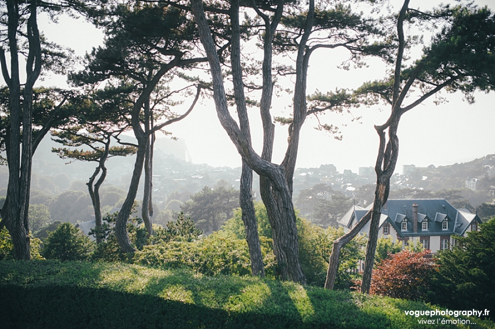 French wedding photographer same sex ; mariage gay homme au domaine saint clair le donjon à Etretat hotel luxe privatisé et à la mairie de Fécamp par Emmanuelle Auzou photographe mariage Normandie Dieppe Caen Deauville Rouen Paris France entière : mariage franco-anglais