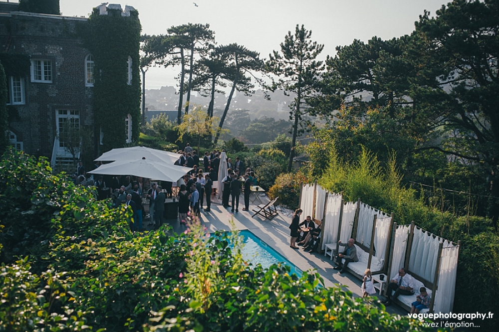 French wedding photographer same sex ; mariage gay homme au domaine saint clair le donjon à Etretat hotel luxe privatisé et à la mairie de Fécamp par Emmanuelle Auzou photographe mariage Normandie Dieppe Caen Deauville Rouen Paris France entière : mariage franco-anglais