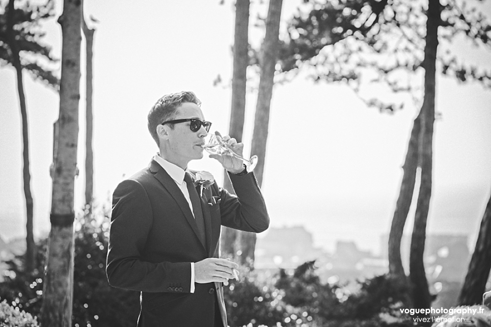 French wedding photographer same sex ; mariage gay homme au domaine saint clair le donjon à Etretat hotel luxe privatisé et à la mairie de Fécamp par Emmanuelle Auzou photographe mariage Normandie Dieppe Caen Deauville Rouen Paris France entière : mariage franco-anglais