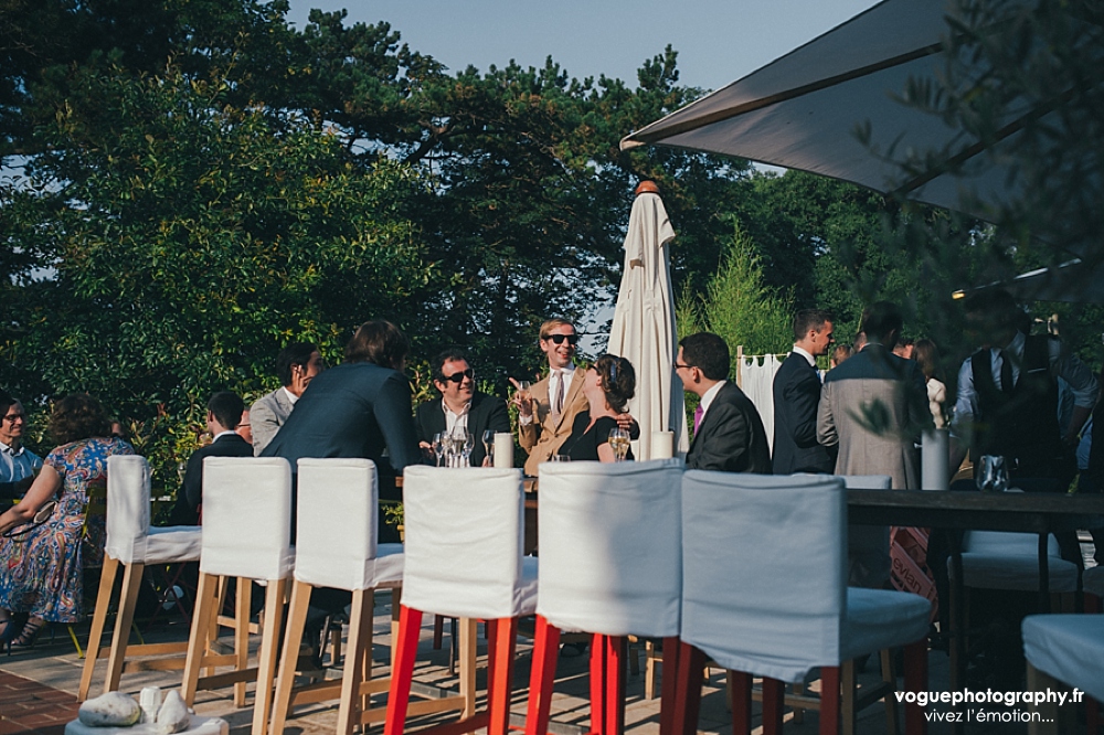 French wedding photographer same sex ; mariage gay homme au domaine saint clair le donjon à Etretat hotel luxe privatisé et à la mairie de Fécamp par Emmanuelle Auzou photographe mariage Normandie Dieppe Caen Deauville Rouen Paris France entière : mariage franco-anglais