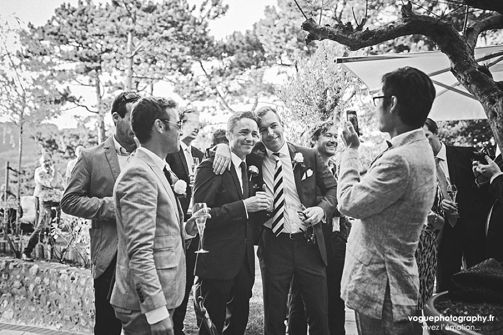 French wedding photographer same sex ; mariage gay homme au domaine saint clair le donjon à Etretat hotel luxe privatisé et à la mairie de Fécamp par Emmanuelle Auzou photographe mariage Normandie Dieppe Caen Deauville Rouen Paris France entière : mariage franco-anglais