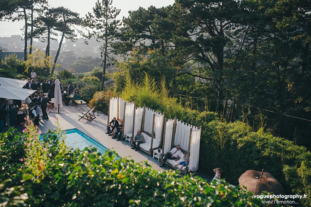 French wedding photographer same sex ; mariage gay homme au domaine saint clair le donjon à Etretat hotel luxe privatisé et à la mairie de Fécamp par Emmanuelle Auzou photographe mariage Normandie Dieppe Caen Deauville Rouen Paris France entière : mariage franco-anglais