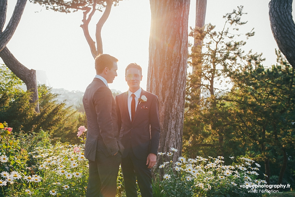 French wedding photographer same sex ; mariage gay homme au domaine saint clair le donjon à Etretat hotel luxe privatisé et à la mairie de Fécamp par Emmanuelle Auzou photographe mariage Normandie Dieppe Caen Deauville Rouen Paris France entière