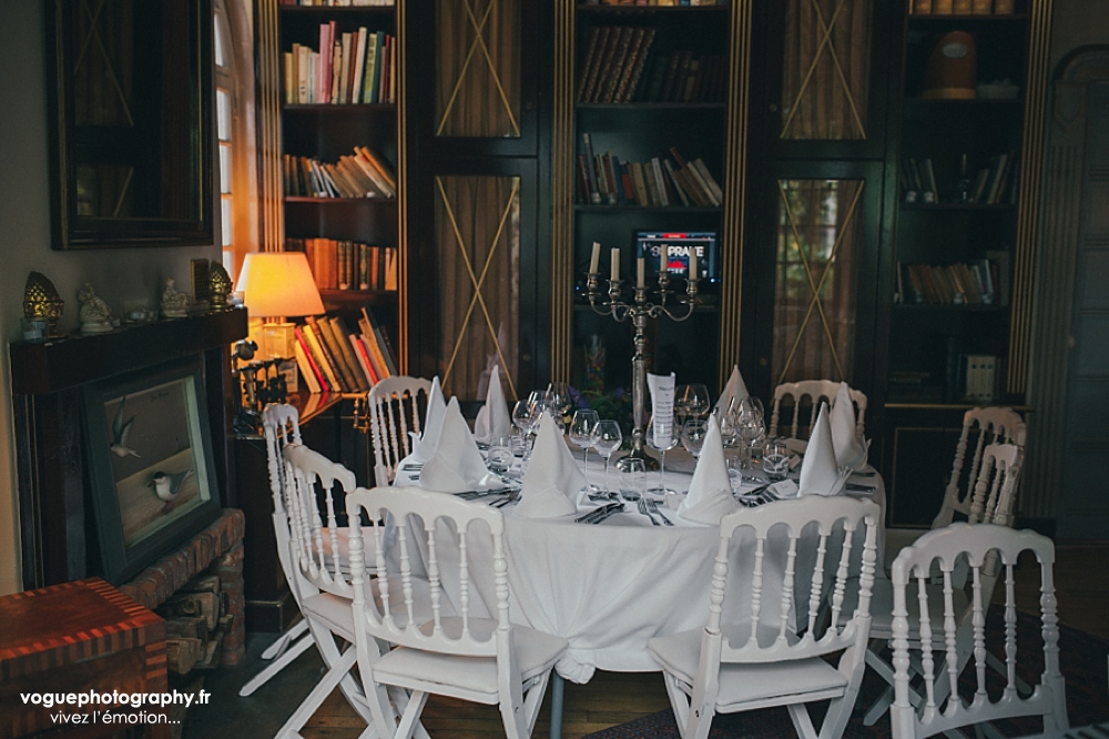 French wedding photographer same sex ; mariage gay homme au domaine saint clair le donjon à Etretat hotel luxe privatisé et à la mairie de Fécamp par Emmanuelle Auzou photographe mariage Normandie Dieppe Caen Deauville Rouen Paris France entière