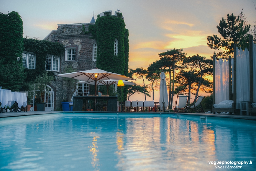 French wedding photographer same sex ; mariage gay homme au domaine saint clair le donjon à Etretat hotel luxe privatisé et à la mairie de Fécamp par Emmanuelle Auzou photographe mariage Normandie Dieppe Caen Deauville Rouen Paris France entière