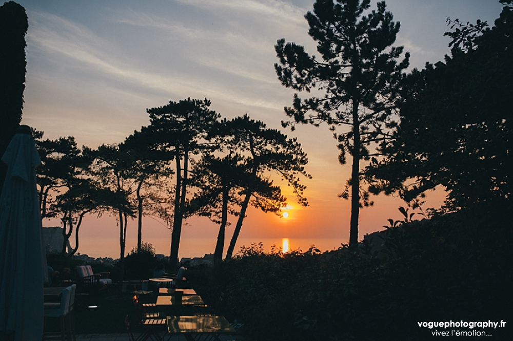 French wedding photographer same sex ; mariage gay homme au domaine saint clair le donjon à Etretat hotel luxe privatisé et à la mairie de Fécamp par Emmanuelle Auzou photographe mariage Normandie Dieppe Caen Deauville Rouen Paris France entière