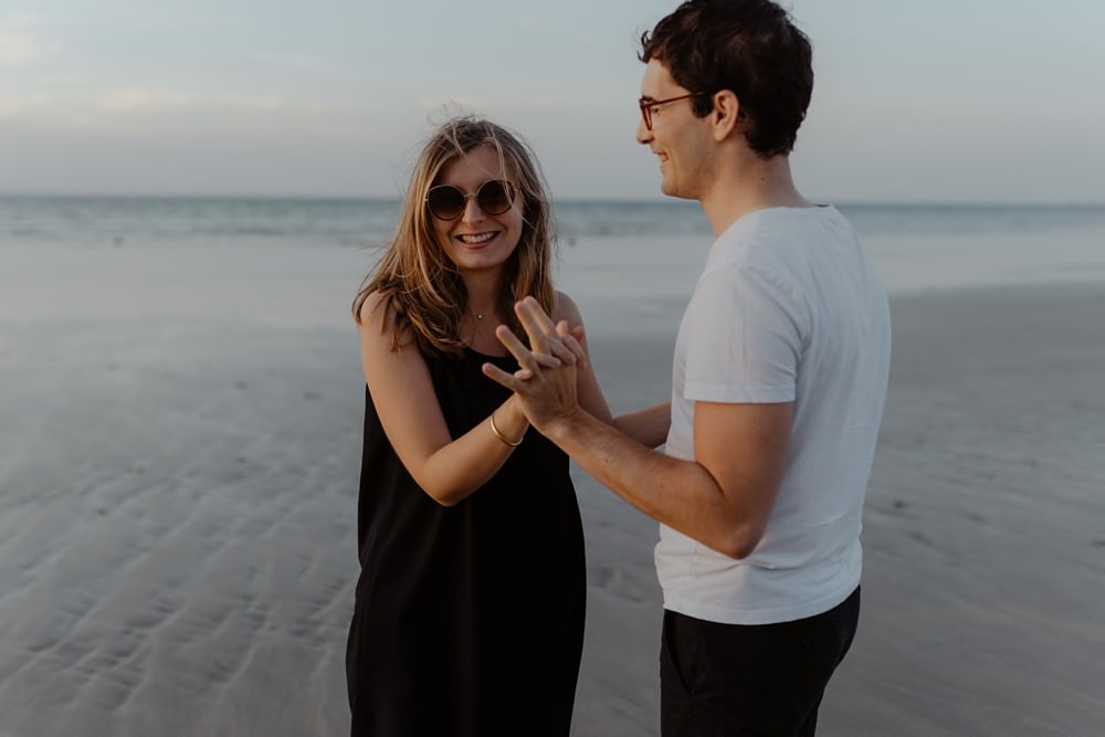La jolie plage de Varengeville sur Mer comme lieu pour réaliser une séance couple (engagement) afin de faire connaissance avec sa photographe Emmanuelle Auzou, avant le mariage.