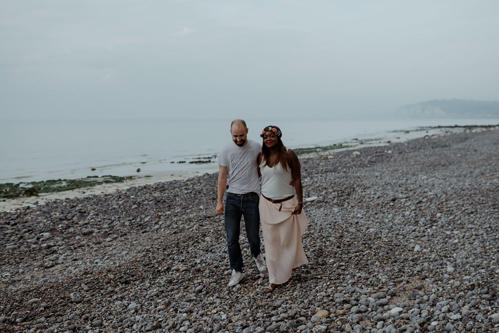 Séance photo en couple avant le mariage (shooting engagement) sur la plage de Dieppe à marée basse par Emmanuelle Auzou photographe à Dieppe