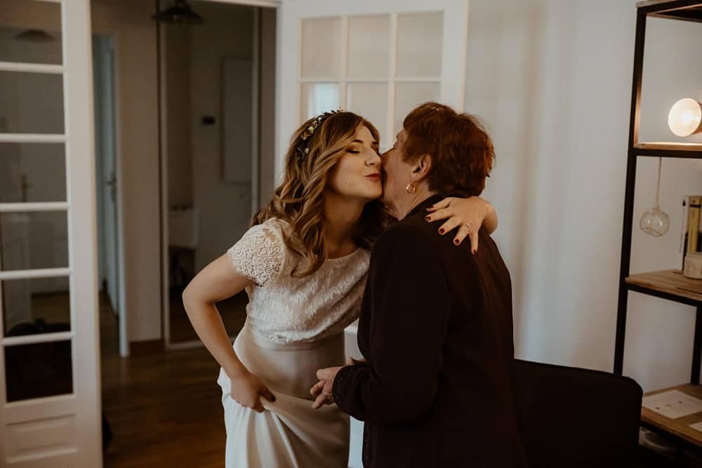 Emotions entre la petite fille et la mamie tout droit venue de Roumanie - Vogue Wedding - Photographe et Vidéaste de Mariage en Normandie