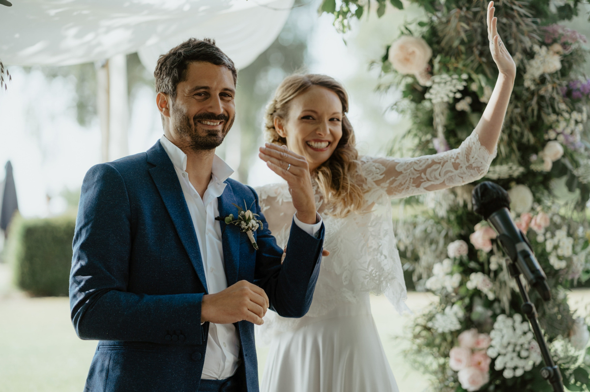 Photographe mariage et vidéaste mariage juif aux Jardins de Coppélia près de Honfleur et Deauville avec cérémonie laïque en extérieur jeunes mariés